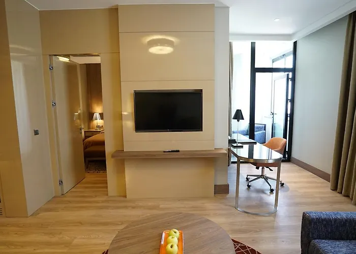 Hawthorn By Wyndham Airport Hotel 5*