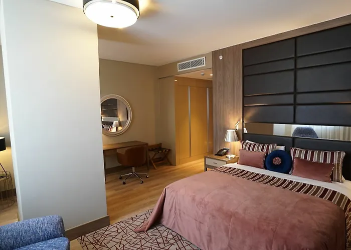 Hawthorn By Wyndham Airport Hotel