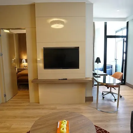 Hawthorn By Wyndham Airport Otel 5*