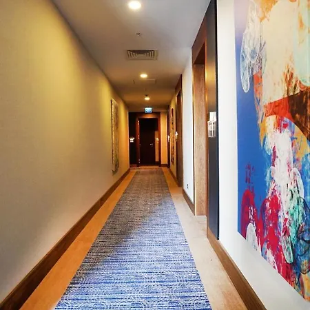 Hawthorn By Wyndham Airport Отель 5*
